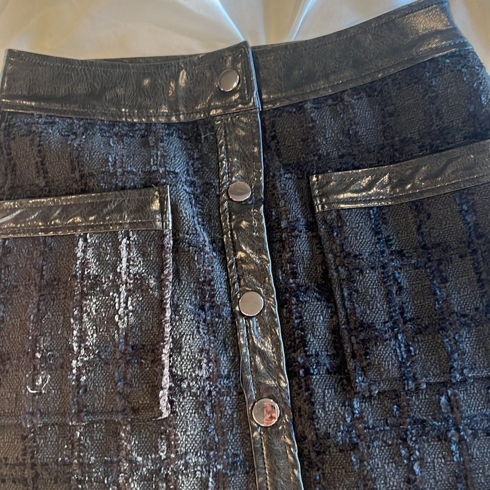 NWOT BLACK SKIRT SIZE XS - Picture 3 of 6